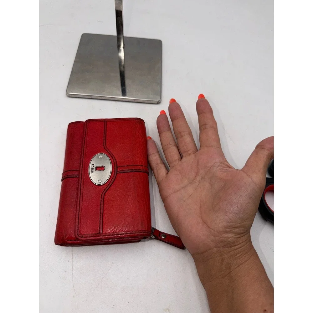 Fossil Red Pebbled Leather Trifold Wallet Keyhole Logo Snap Closure Pocket